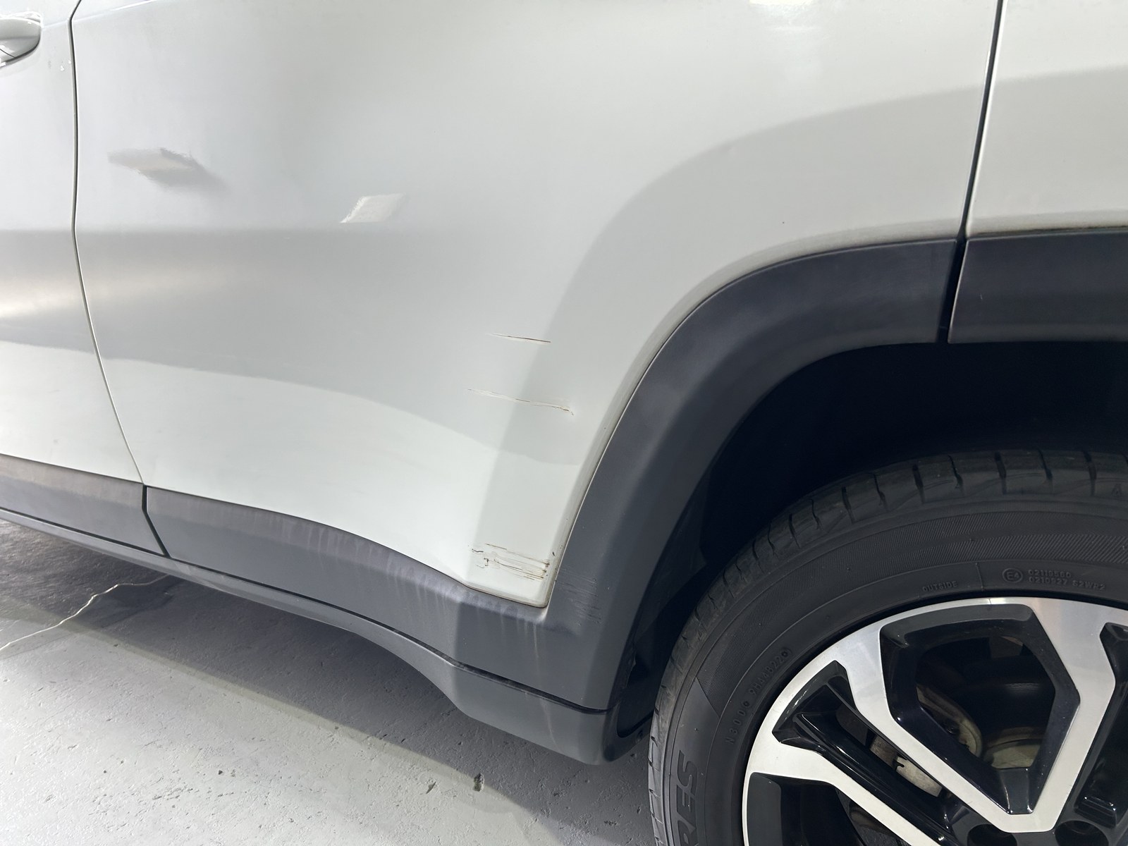 Jeep コンパス 左リアのキズ・へこみ（修理前）